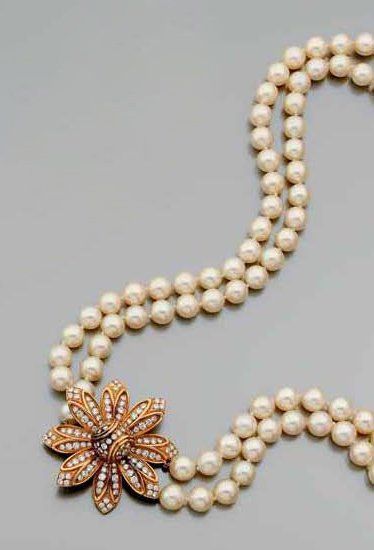 COLLIER double-rang de cinquante-quatre et...