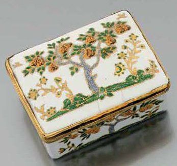 TABATIÈRE rectangulaire décorée d'émaux à...
