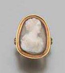 BAGUE en or jaune sertie d'un camée agate...