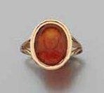 BAGUE en or jaune sertie d'une intaille sur...