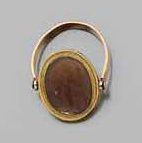 BAGUE en or jaune sertie d'une intaille sur...