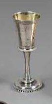 GOBELET à alcool, balustre, en argent gravé...