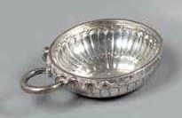 TASSE À VIN en argent godronné, marquée 