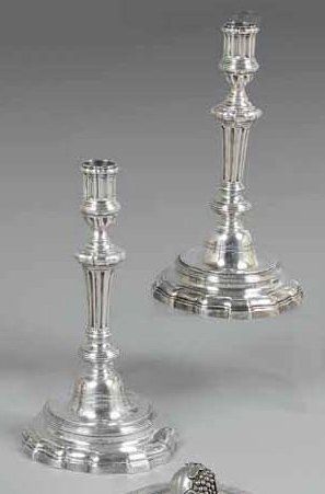 PAIRE DE FLAMBEAUX en argent, modèle à cannelures...