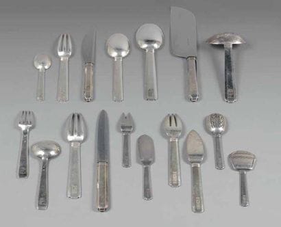 ENSEMBLE DE COUVERTS en argent géométrique,...