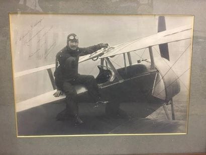 Vingt-quatre photographies: portrait signé...