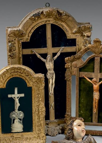 Christ en ivoire, le périzonium retenu par...