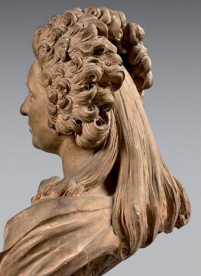 Buste de femme bouclée, coiffée de nattes,...