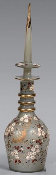 Carafe de forme balustre en verre émaillé...