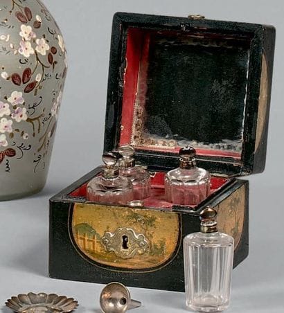 Coffret à parfum orné de paysages animés...