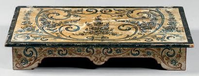 Plateau sur socle en bois peint de rinceaux,...