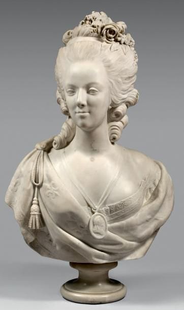 Buste de Marie-Antoinette coiffée de fleurs,...