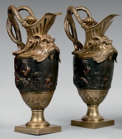 Paire d'aiguières simulées en bronze doré...