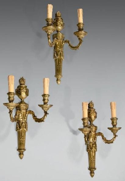Suite de trois appliques en bronze doré à...
