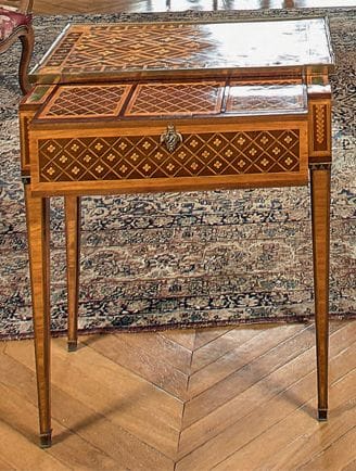 Table «à mécanique» marquetée de fleurons...