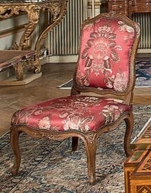 Chaise à dossier plat en hêtre mouluré sculpté...