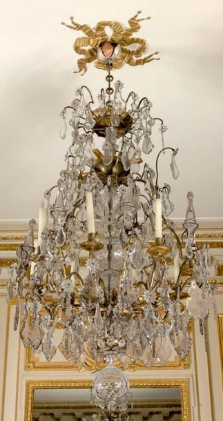 Grand lustre en bronze doré à huit lumières...