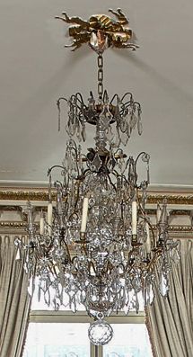 Grand lustre en bronze doré à huit lumières...