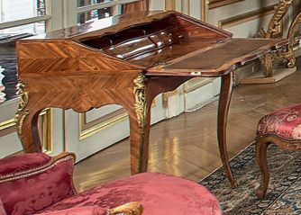 Bureau de pente en placage de bois de violette...