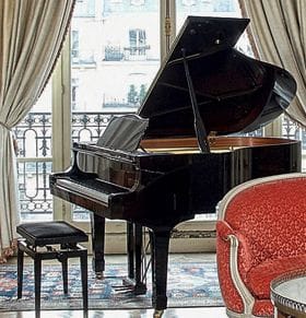 Piano Yamaha demi-queue laqué noir.
N° F...