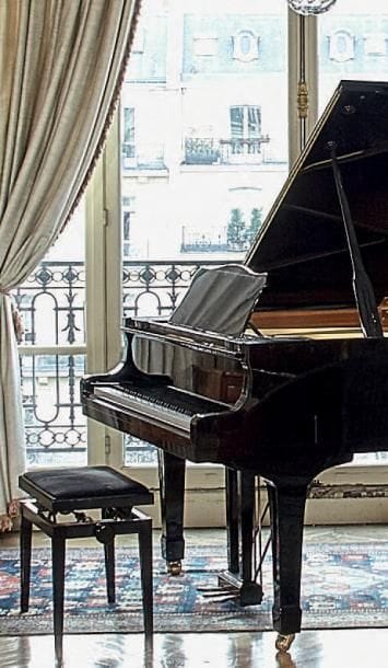 Piano Yamaha demi-queue laqué noir.
N° F...