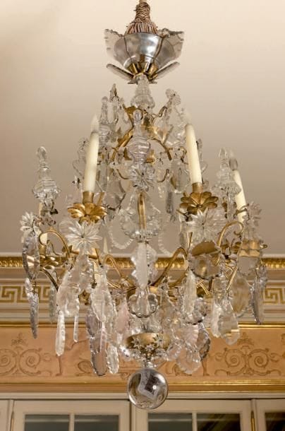 Lustre corbeille en bronze doré à six lumières...