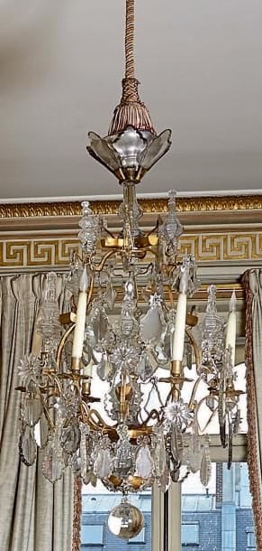 Lustre corbeille en bronze doré à six lumières...