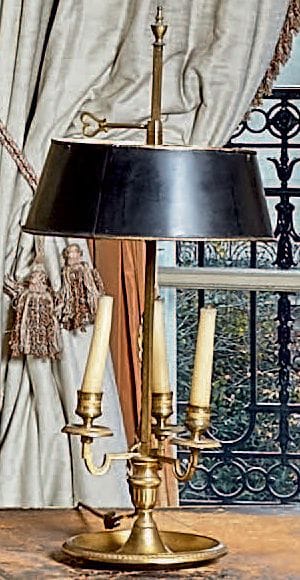 Lampe bouillotte en bronze doré à trois lumières.
Abat-jour...