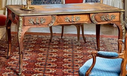 Bureau plat toutes faces en placage de noyer...