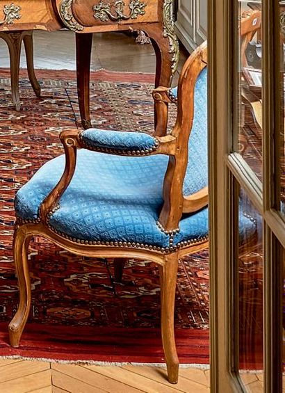Paire de fauteuils cabriolets en hêtre mouluré...