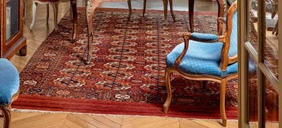 Tapis Boukhara orné de gülhs sur fond rouge.
Longueur:...
