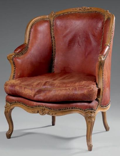 Bergère à dossier corbeille, en hêtre mouluré...