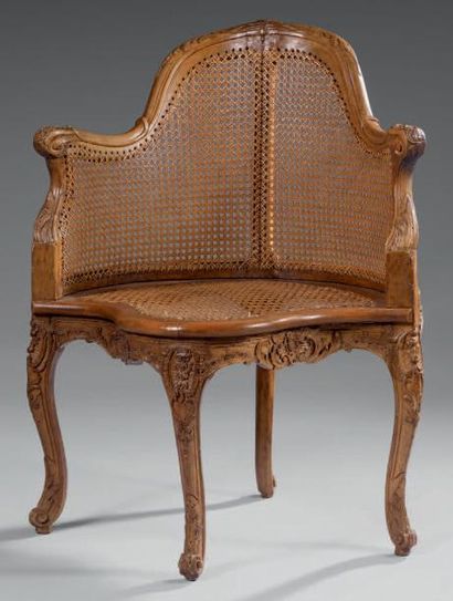 Fauteuil de bureau en hêtre richement mouluré...