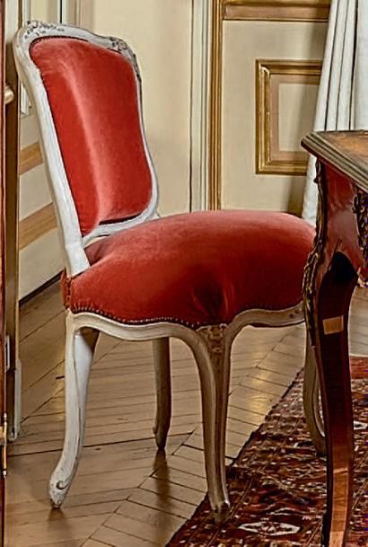 Paire de chaises à dossier cabriolet en hêtre...