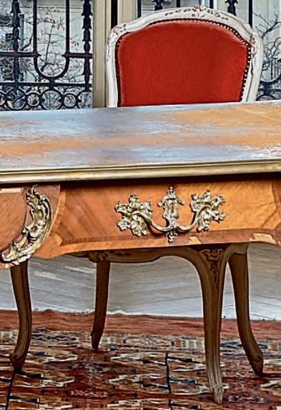 Paire de chaises à dossier cabriolet en hêtre...