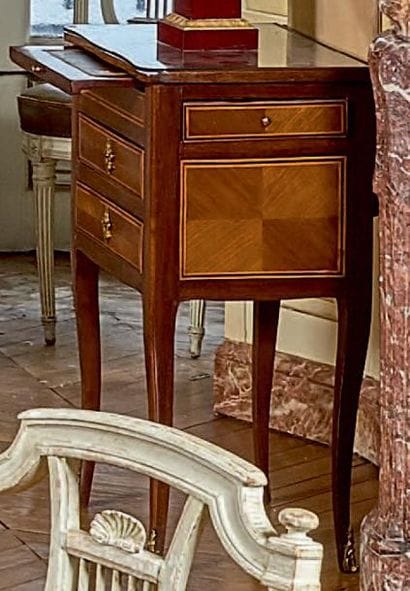 Petite table chiffonnière en placage de bois...