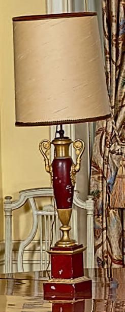 Paire de lampes carcel en tôle relaquée rouge...