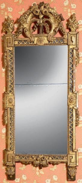 Miroir dans un double encadrement à fronton...