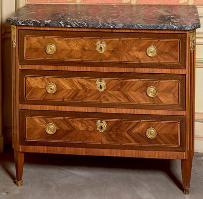 Petite commode en placage de bois de violette,...