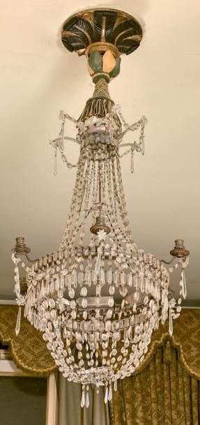 Lustre corbeille à six lumières orné d'enfilages...