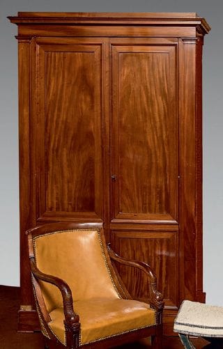 Petite armoire sur plinthe en acajou massif...