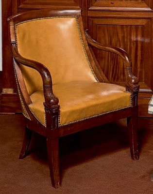 Fauteuil de bureau en acajou à dossier gondole....