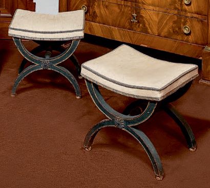 Paire de tabourets à piétement en x en bois...