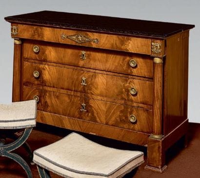 Commode en placage d'acajou ouvrant à quatre...