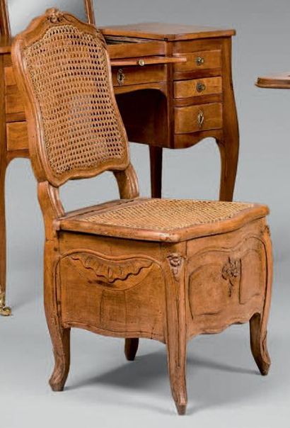 Chaise d'aisance cannée en hêtre sculpté...