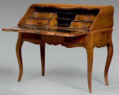 Bureau de pente en noyer ouvrant à un abattant...
