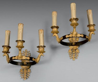 Paire d'appliques en bronze redoré à trois...