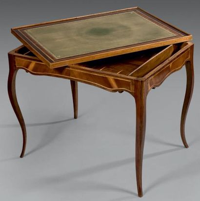 Table tric-trac en noyer, placage de bois...