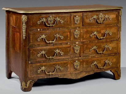 Commode à façade galbée en placage de bois...