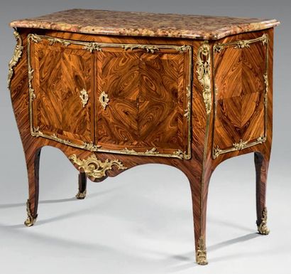 Commode à portes à façade et côtés galbés...
